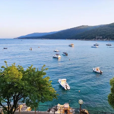 Sila With Bicycle Storage And Free Parking Apartman Rabac
